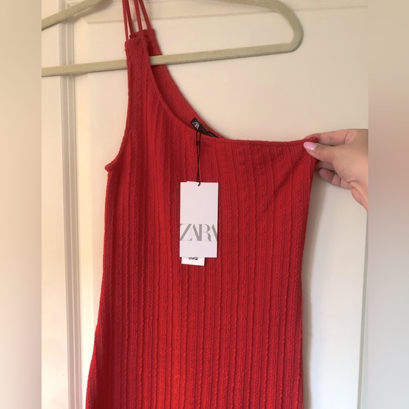 Red one shoulder dress from Zara - Picture 4 of 6